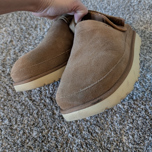 UGG Women's Goldenstar Clog in Chestnut - Picture 6 of 8